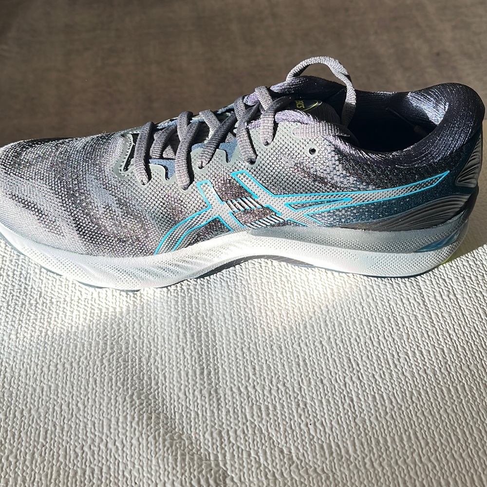New never worn ASICS Gel Nimbus 23 men’s shoe size 9